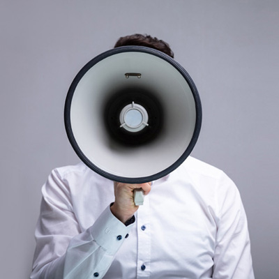 Foto einer Person mit Megaphone